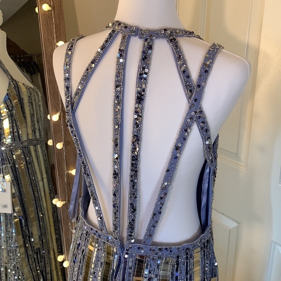 MAC DUGGAL
Halter Neck Embellished Detailed Back Gown - Picture 14 of 17